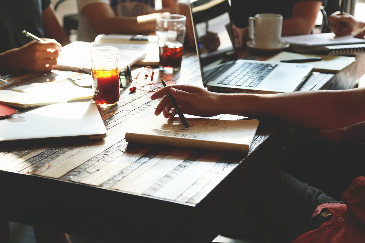 découvrez notre société de jardinage pour des services professionnels à domicile et des conseils d'experts en aménagement paysager.