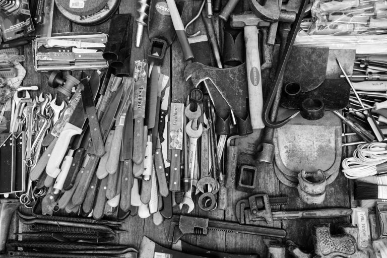découvrez les outils essentiels pour pratiquer la permaculture, alliant durabilité et efficacité. apprenez comment ces équipements peuvent transformer votre jardin en un écosystème productif et respectueux de l'environnement.